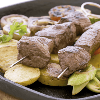 Brochetas de carne con papas - Wine.com.mx