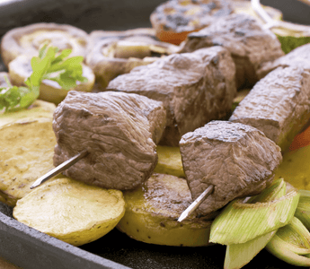 Brochetas de carne con papas - Wine.com.mx