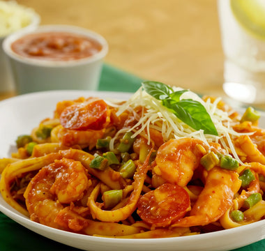 Pasta con camarones en salsa de jitomate y chipotle